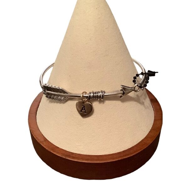 🌼🌼Arrow bracelet with Charm.  NWOT🌼🌼 - Picture 2 of 3